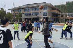 开云体育中国官方网站-当地青年篮球赛精彩继续，小球员积极表现