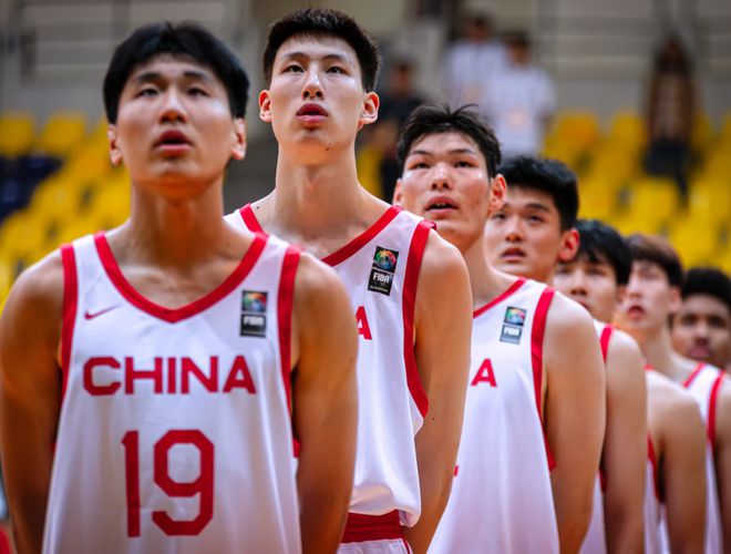 印度球员在国际青年篮球比赛中获胜