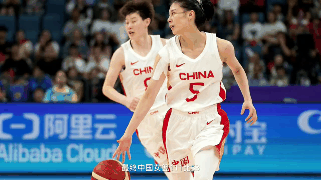 印度球员在国际青年篮球比赛中获胜