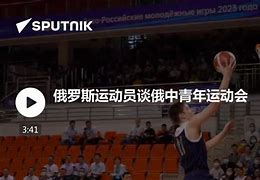 俄罗斯运动员在击剑比赛中携手晋级