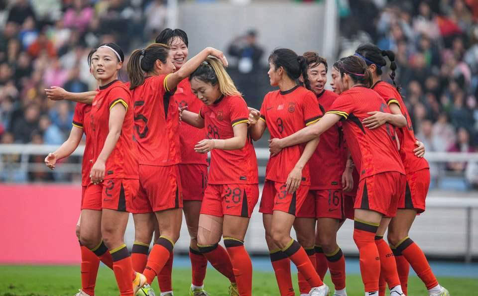 中国女足队员赴美洲联赛，力争一胜