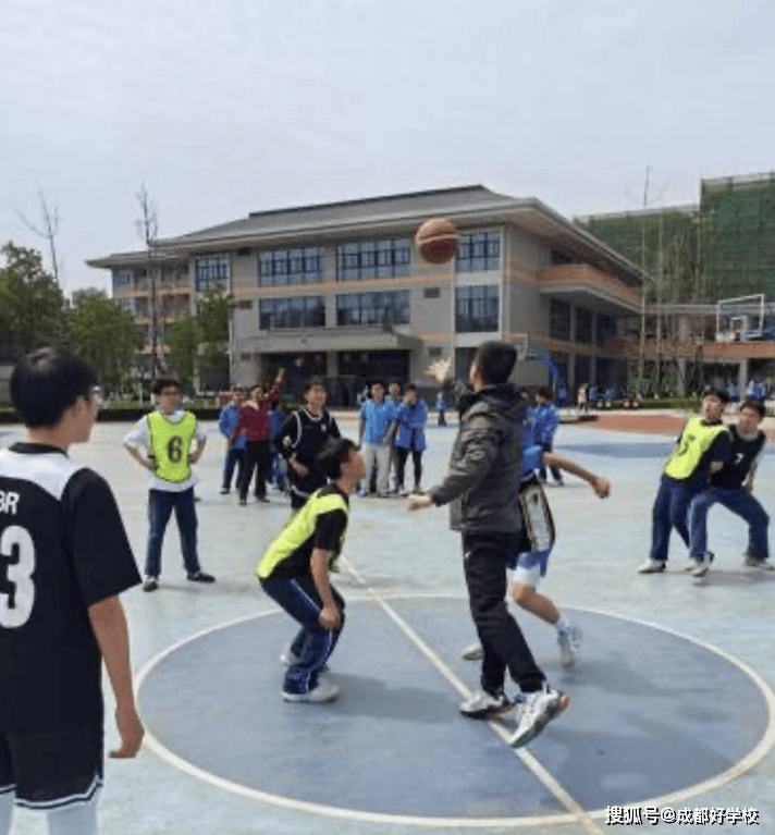 当地青年篮球赛精彩继续，小球员积极表现