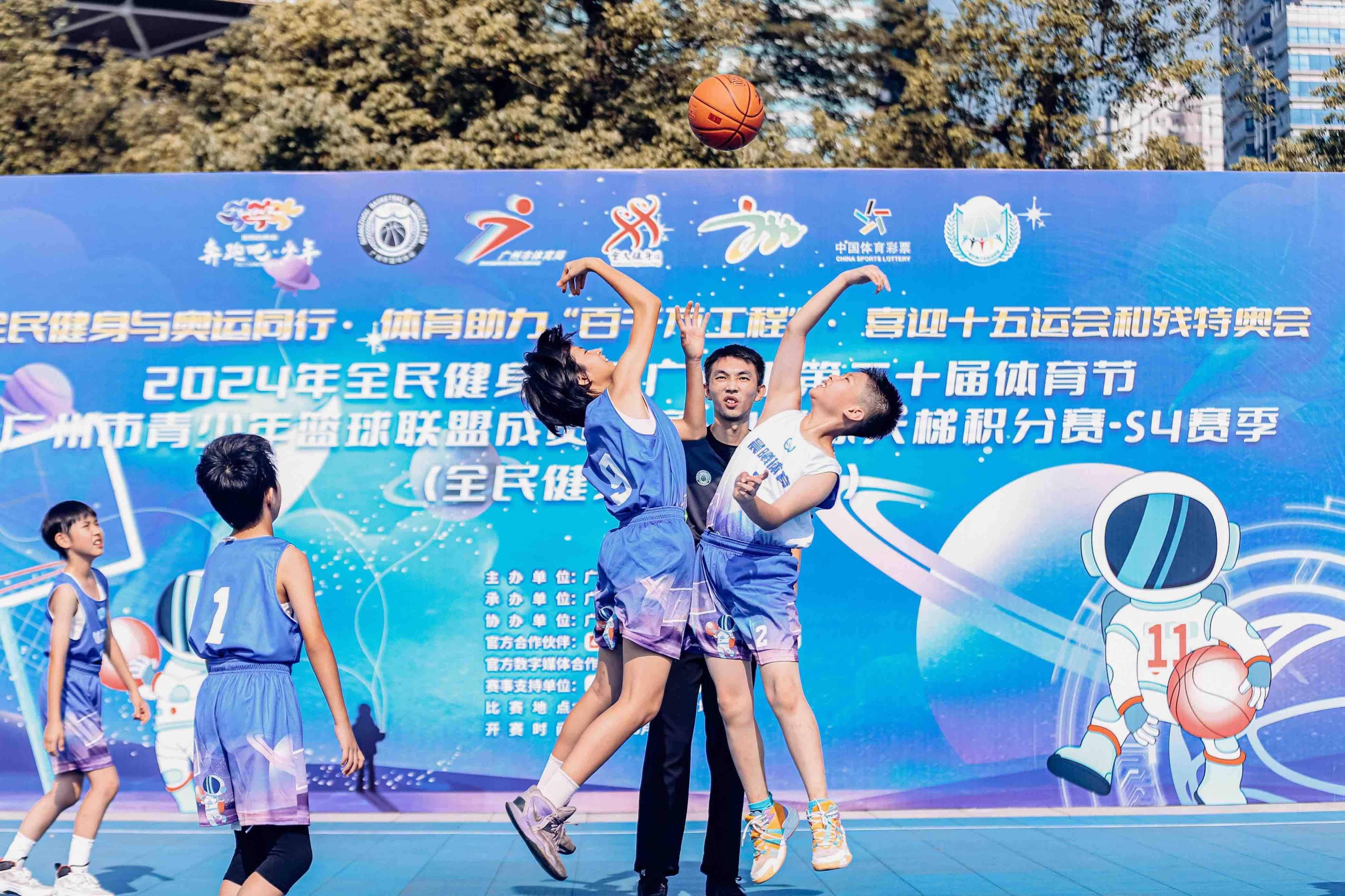 当地青年篮球赛精彩继续，小球员积极表现